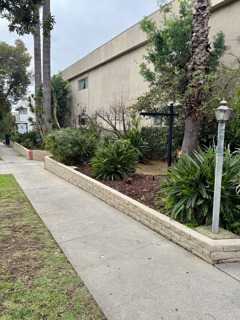 West Hollywood Apartment: 1031-1035  N. Harper Avenue