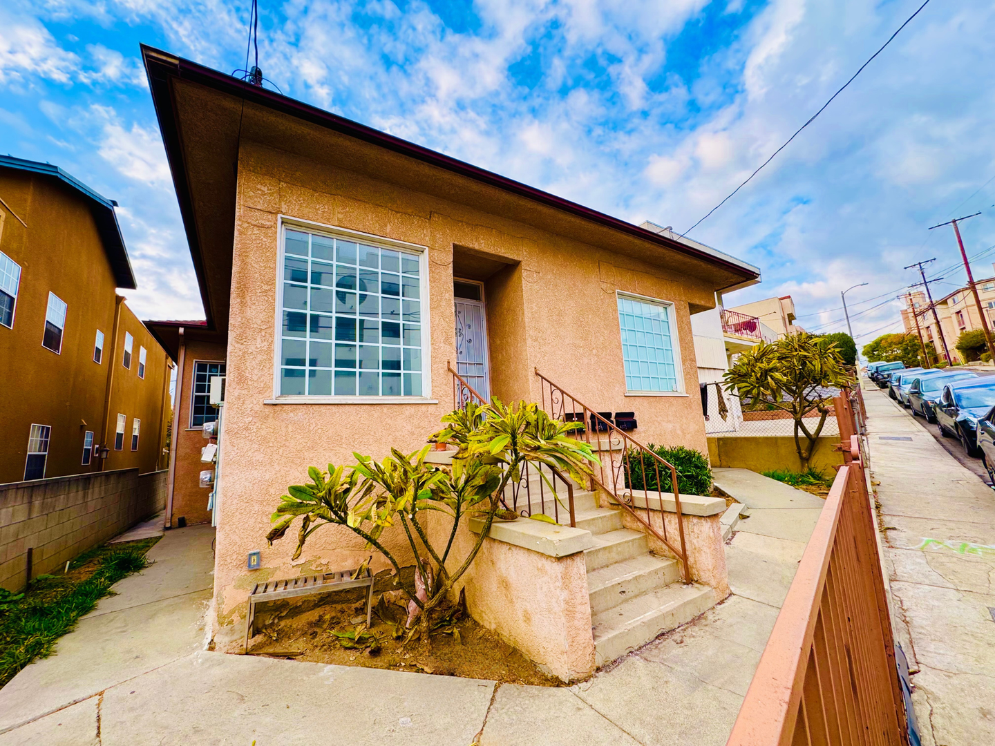 Los Angeles House: 627 Hill Pl