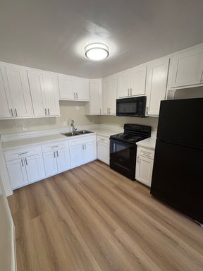 STUNNING APARTMENT! GREAT LOCATION! POOL PROPERTY