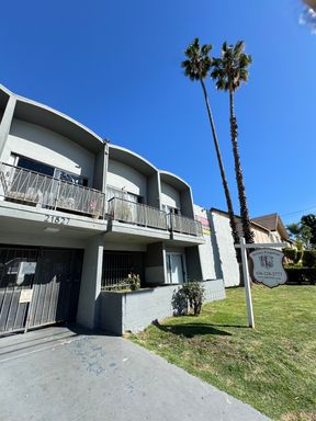 Move-in Specials | Beautiful 1BD / 1BA Unit in Canoga Park