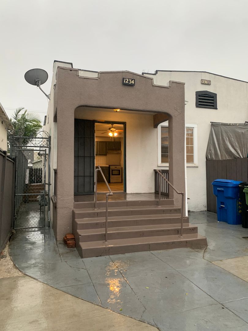 Los Angeles Apartment: 1234-1236 Rolland Curtis Pl.
