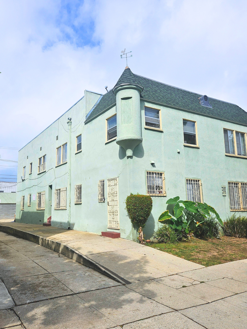 Los Angeles Apartment: 439 N. Spaulding Ave.
