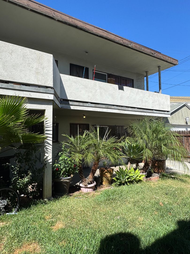 Los Angeles Apartment: 1233 Clela Ave