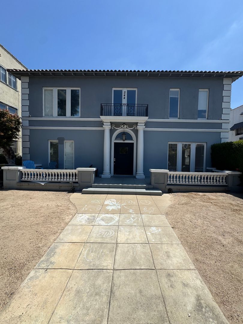 Los Angeles Apartment: 244 S. Alexandria Ave