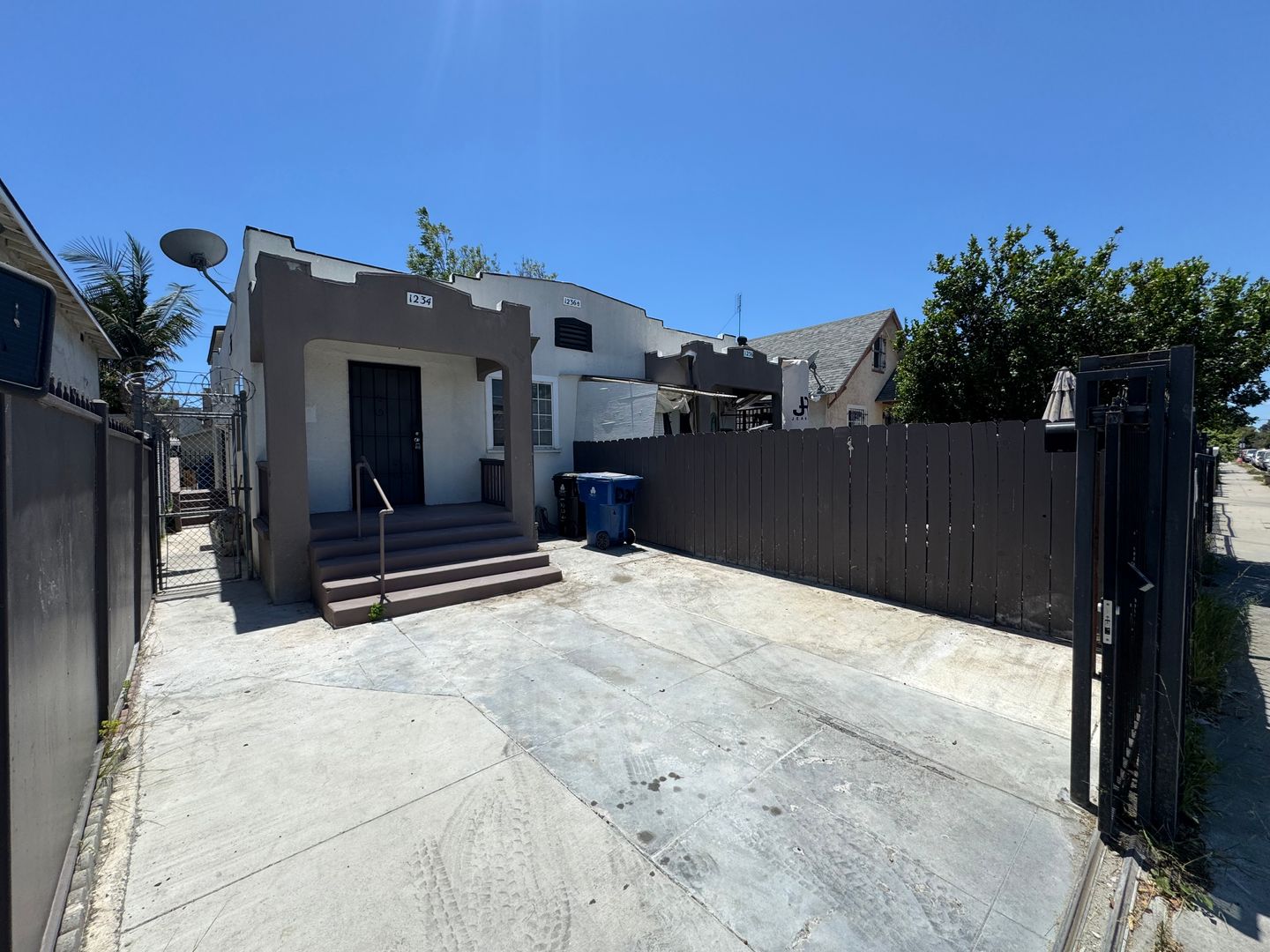 Los Angeles Apartment: 1234-1236 Rolland Curtis Pl.