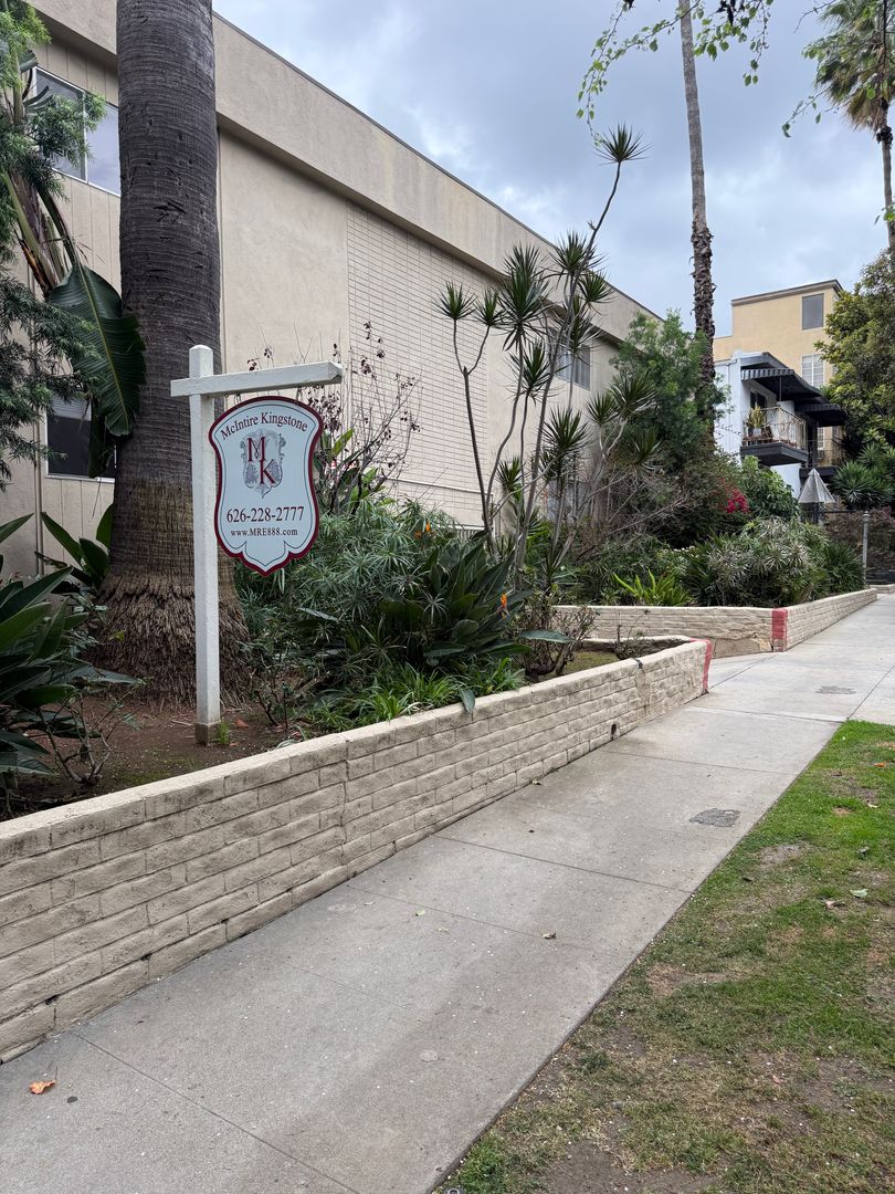 West Hollywood Apartment: 1031-1035  N. Harper Avenue