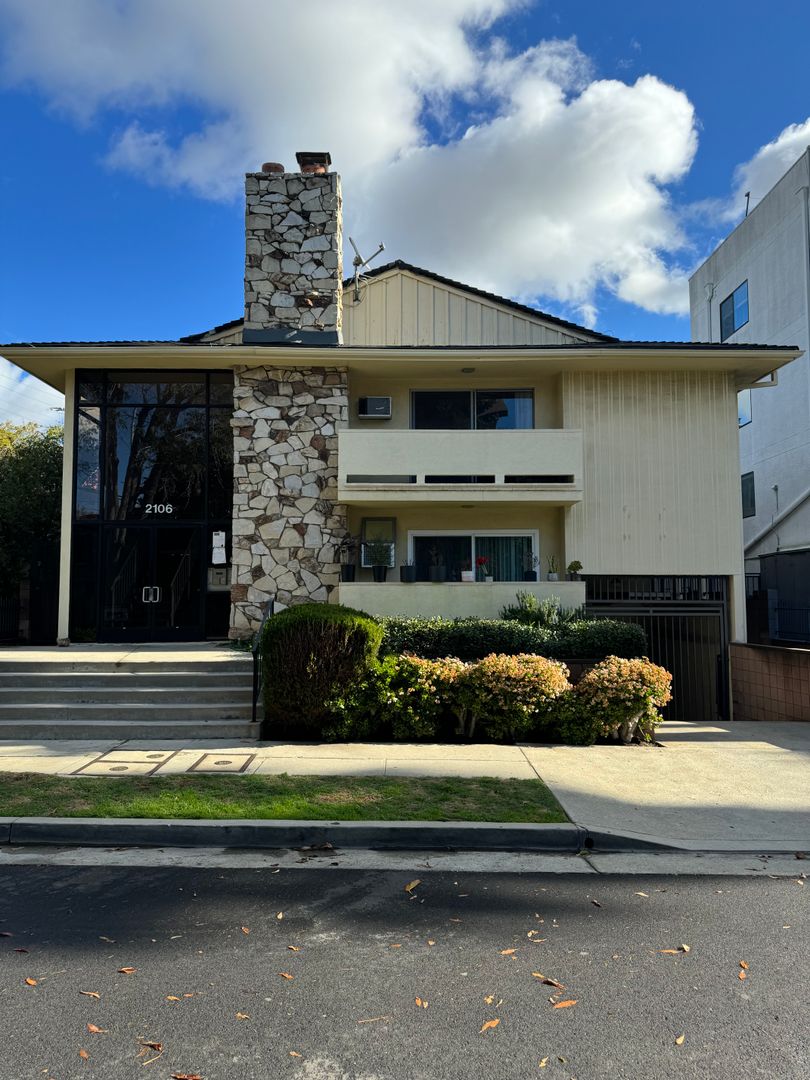 Los Angeles Apartment: 2106 S. Bentley Ave