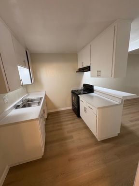 STUNNING APARTMENT! GREAT LOCATION! POOL PROPERTY