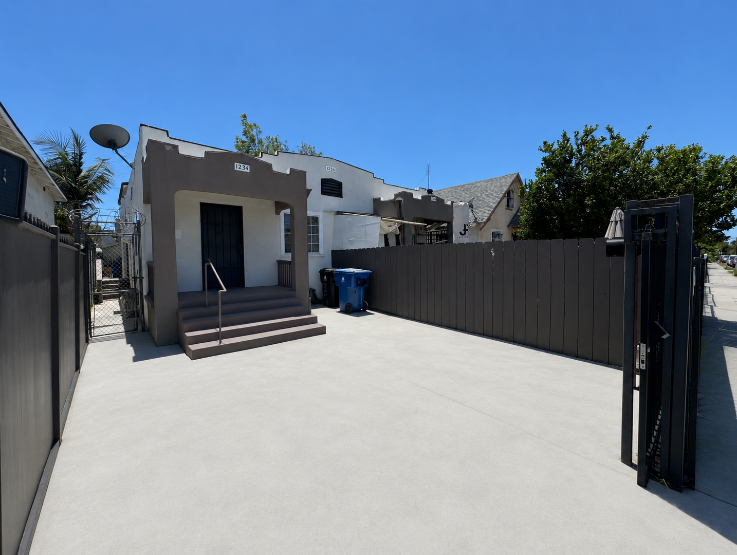 Los Angeles Apartment: 1234-1236 Rolland Curtis Pl.
