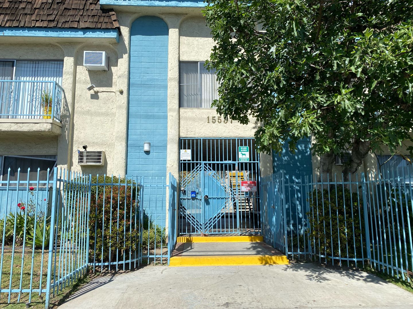 Los Angeles Apartment: 15537 Nordhoff St