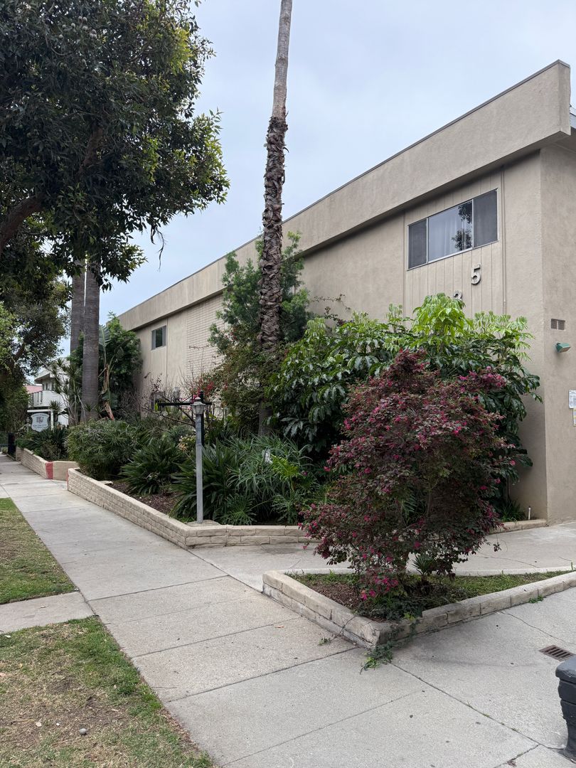 West Hollywood Apartment: 1031-1035  N. Harper Avenue