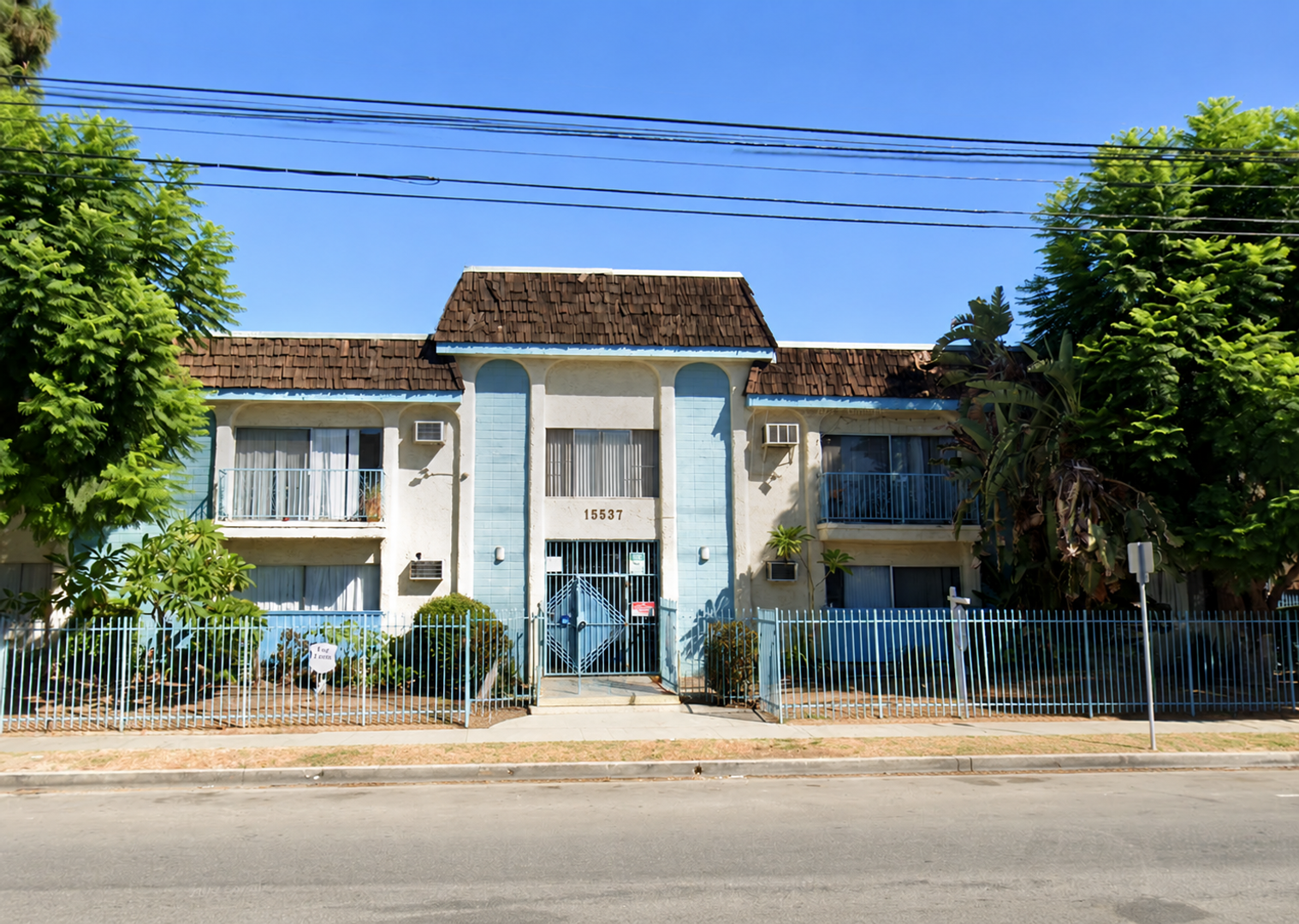Los Angeles Apartment: 15537 Nordhoff St