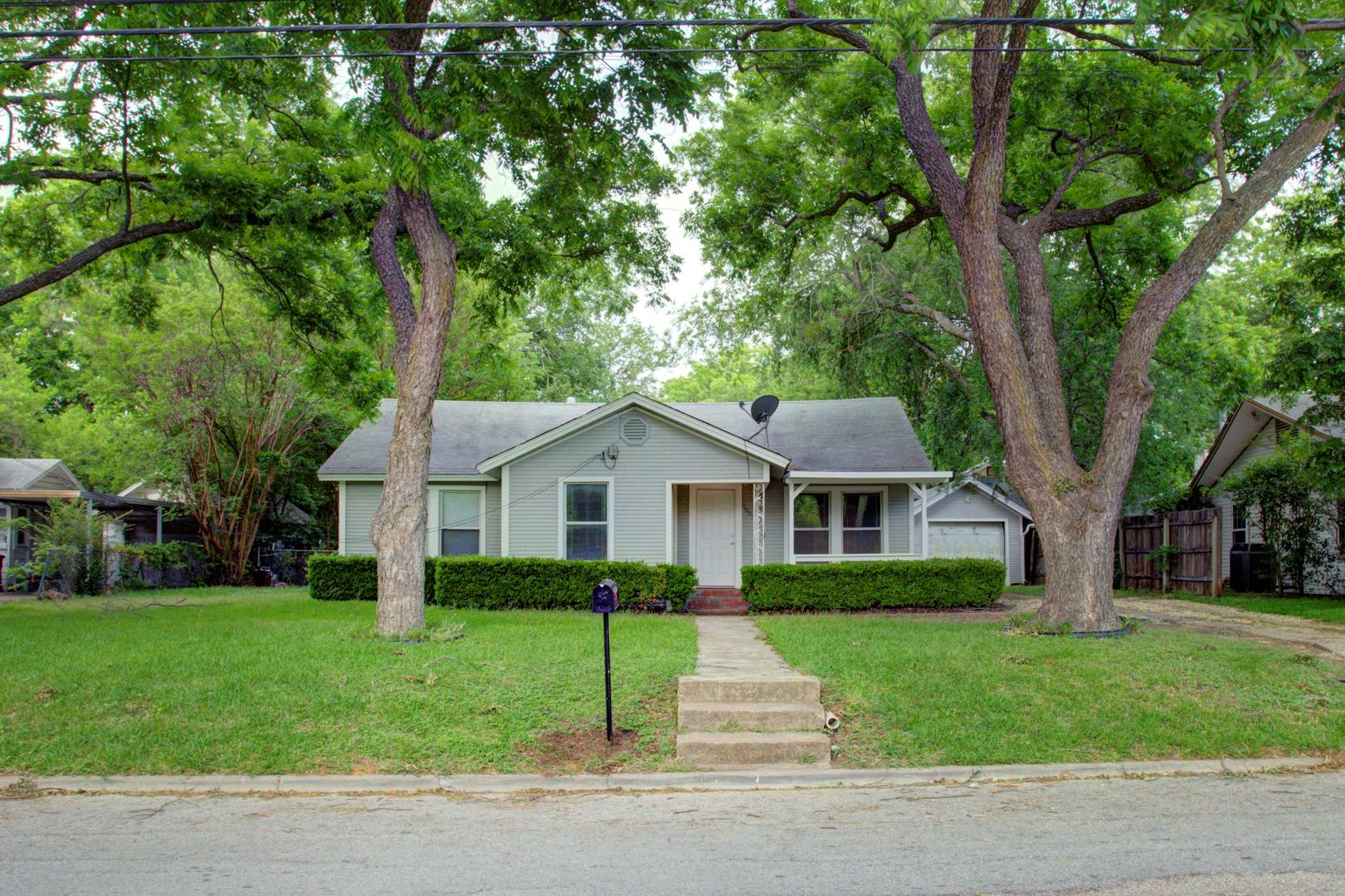 Cleburne House: 1005 N Buffalo Ave