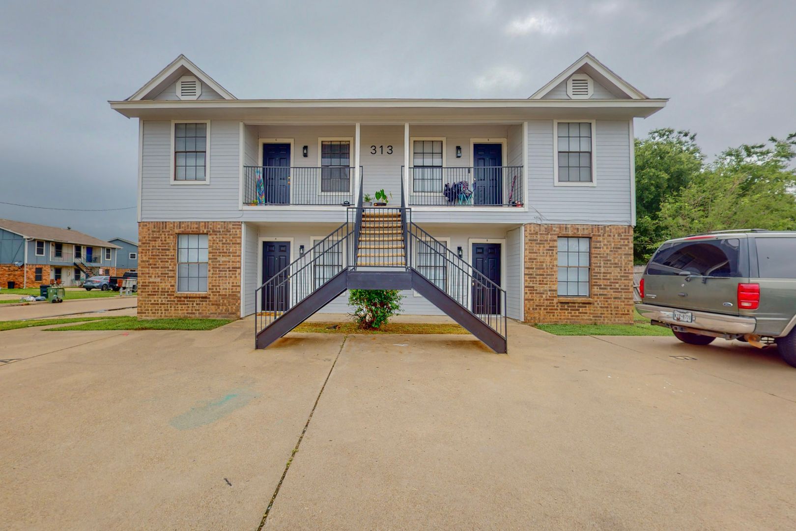 Mansfield Apartment: 313 Queens Ct S.