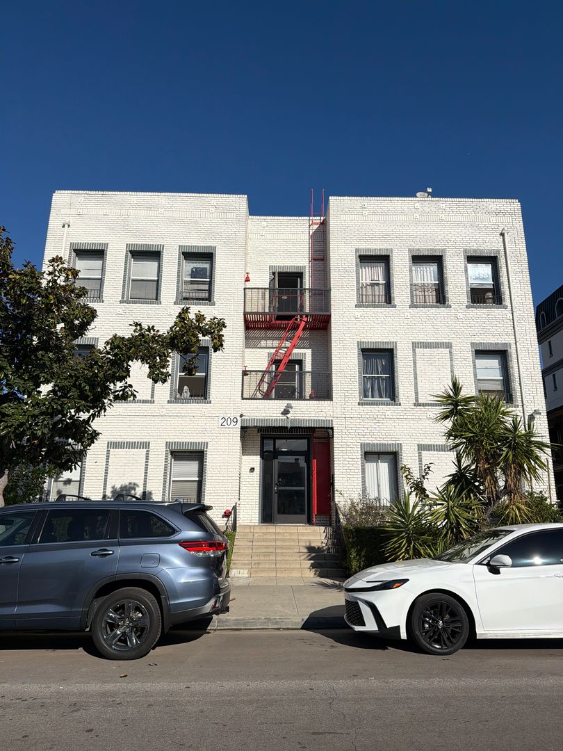 Glendale Apartment: 209 West Elk