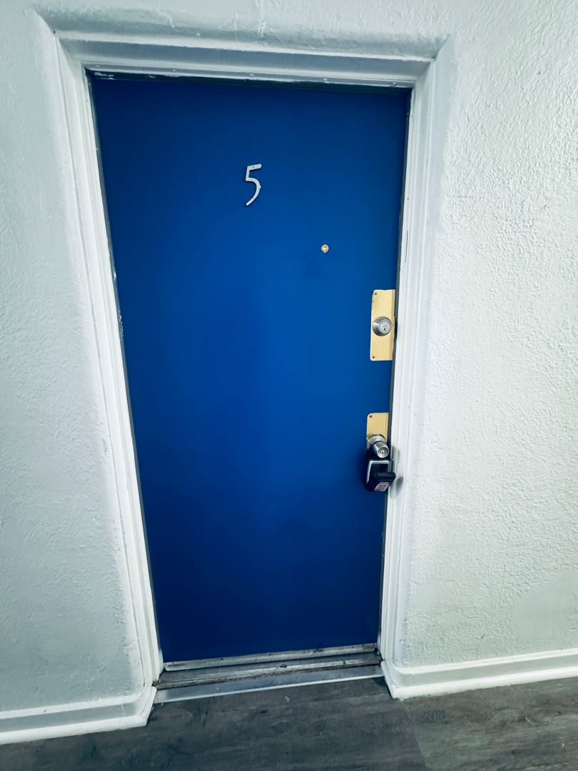 Glendale Apartment: 209 West Elk