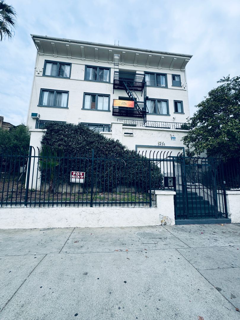 Los Angeles Apartment: 1435 Alvarado Terrace