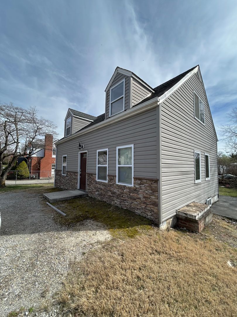 Blacksburg House: 102 Lucas Dr