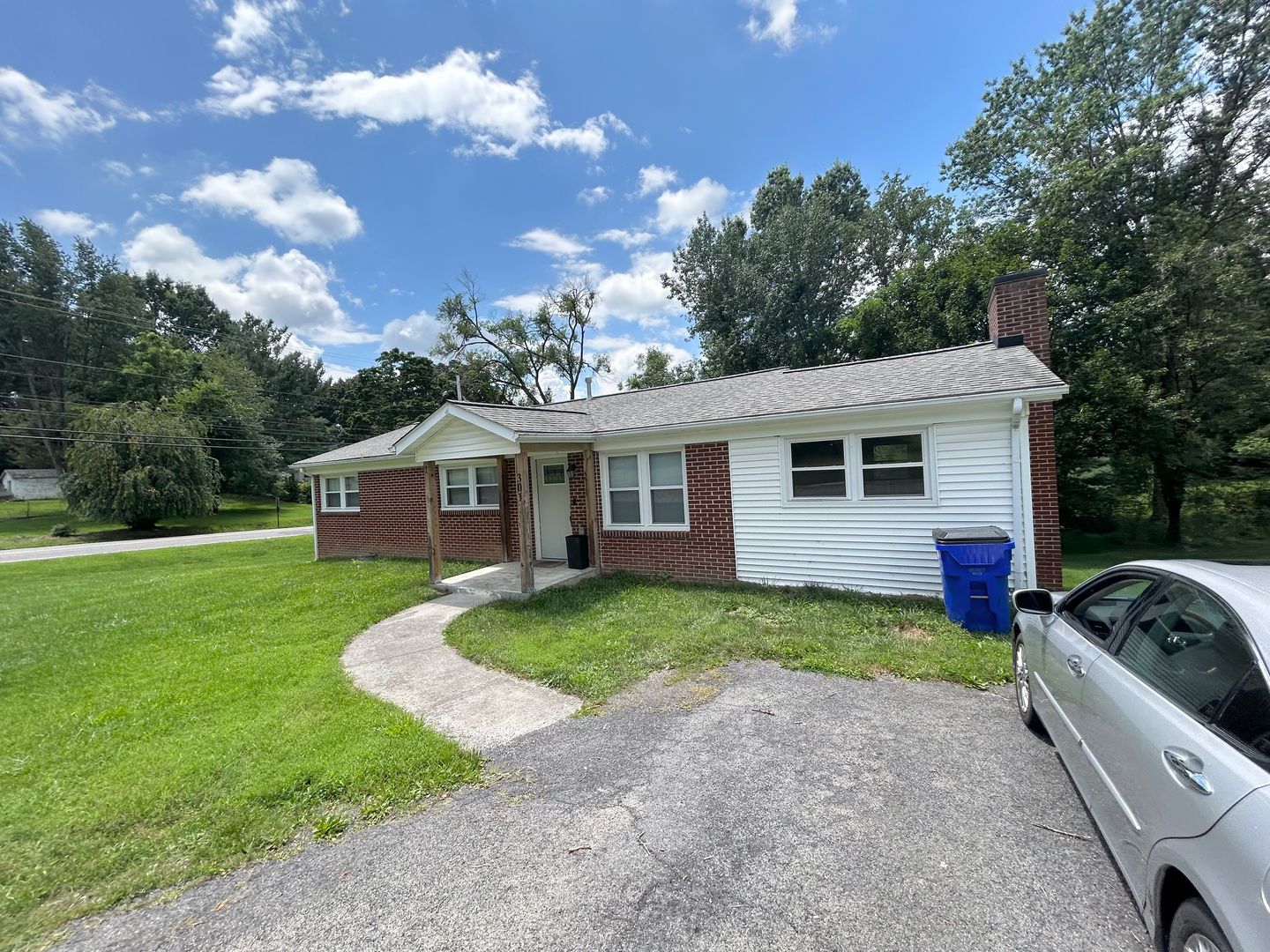 Blacksburg House: 301 Patrick Henry Dr