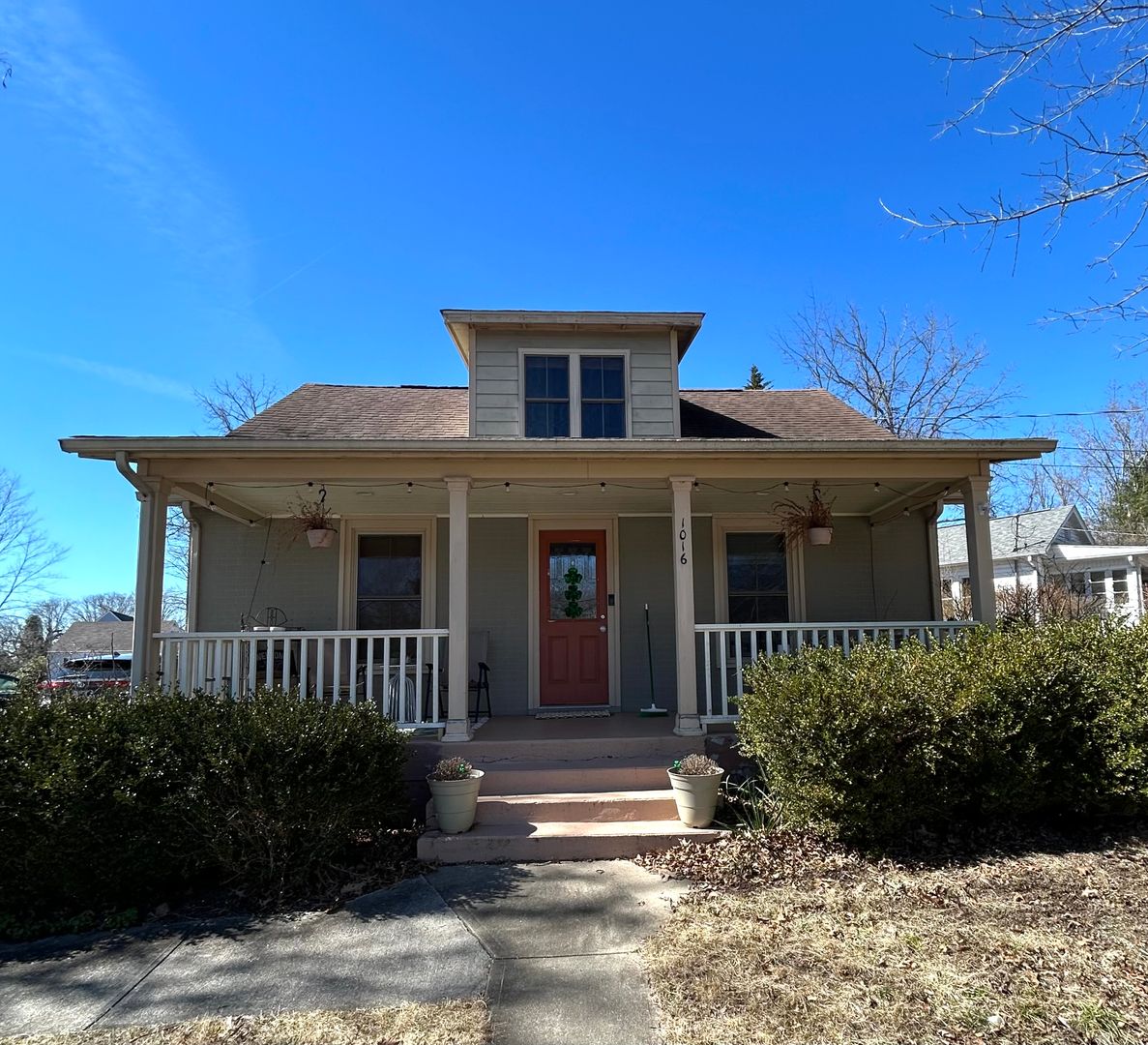 Blacksburg House: 1016 Draper Rd SW
