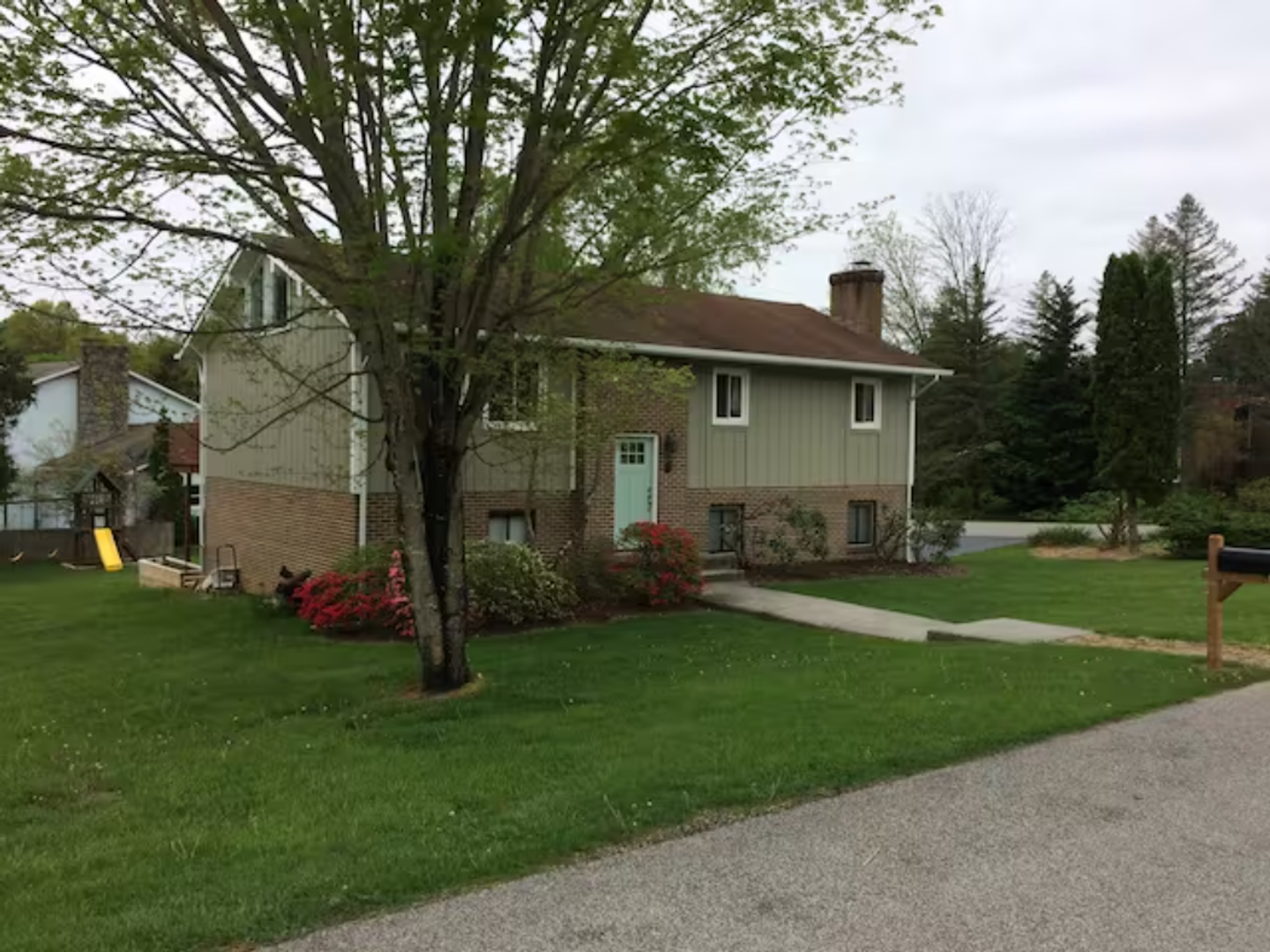 Blacksburg House: 2015 Broken Oak Dr