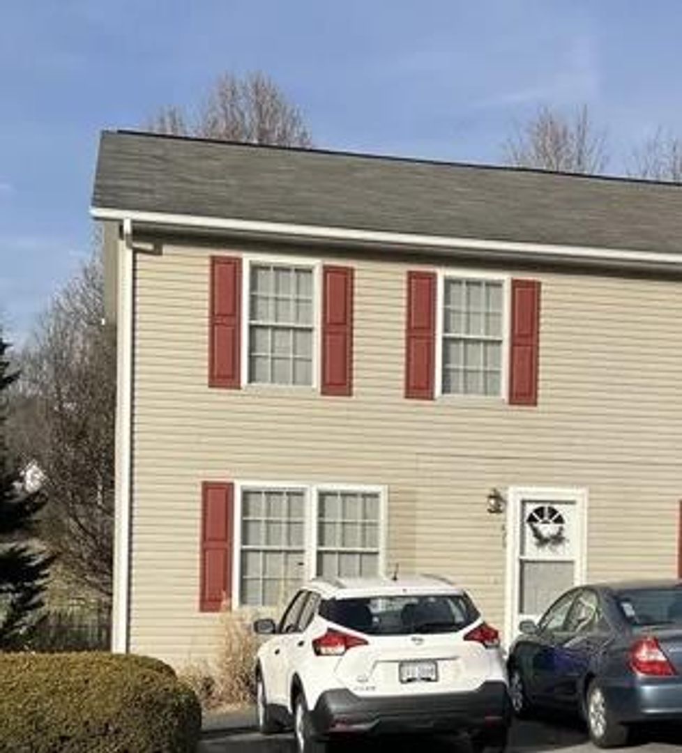 Christiansburg Townhome: 570 Stone St