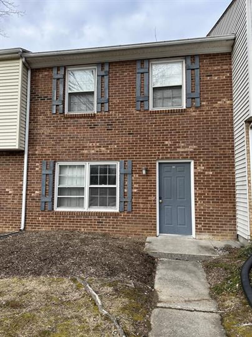Blacksburg House: 312 Broce Drive