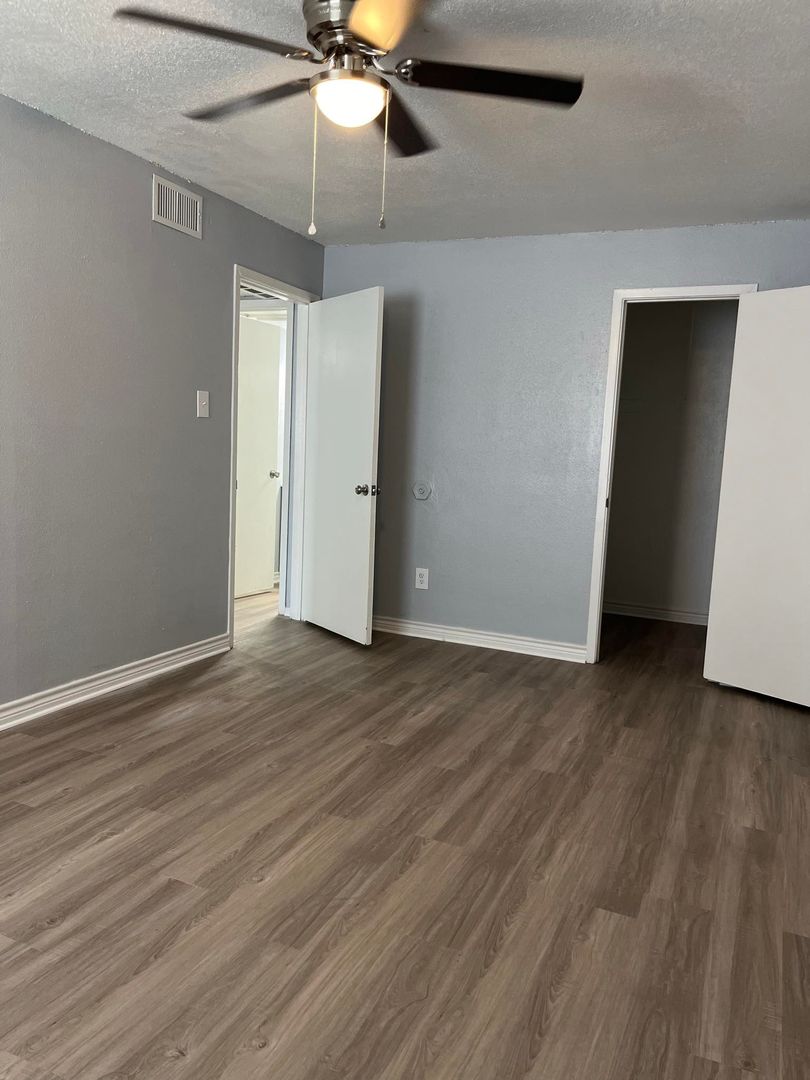 Lufkin Apartment: 300 S John Redditt Dr