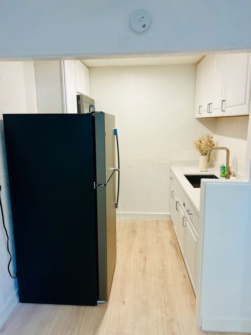 Phoenix Apartment: 530 E. Mariposa St.