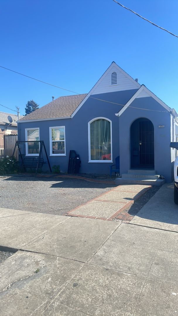 Oakland House: 2254 107th Ave