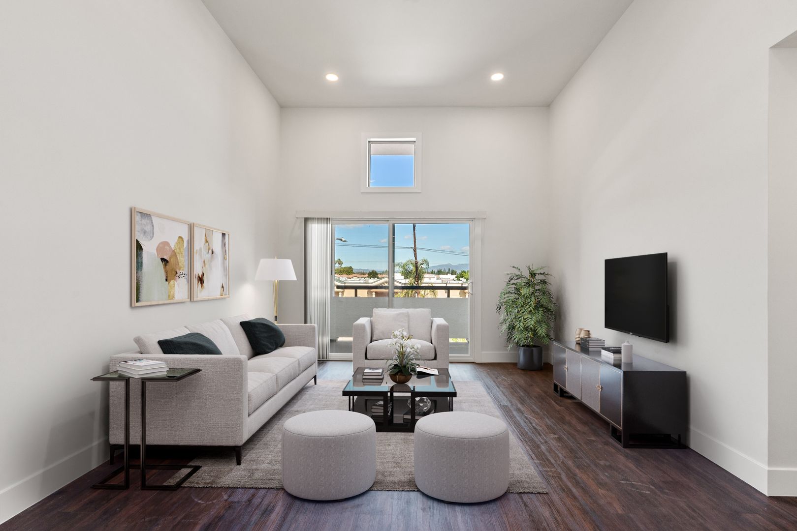 Lake Balboa Apartment: 16550 Vanowen Street