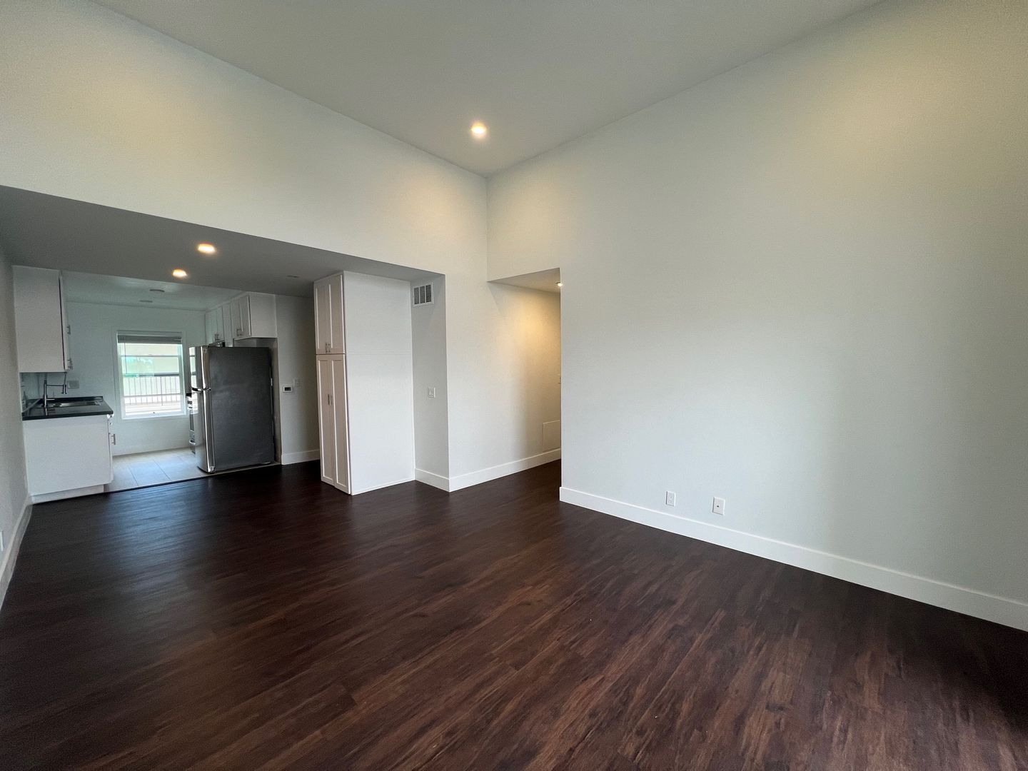 Lake Balboa Apartment: 16550 Vanowen Street
