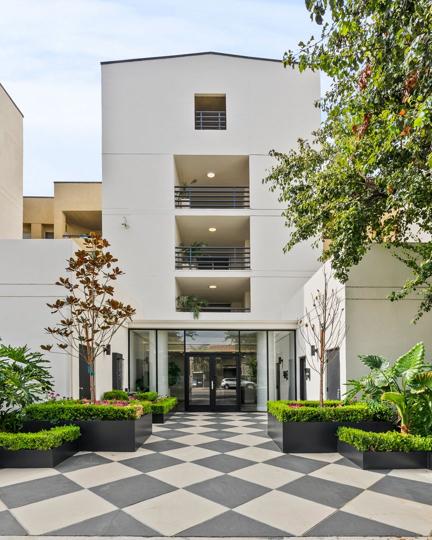 Lake Balboa Apartment: 16550 Vanowen Street