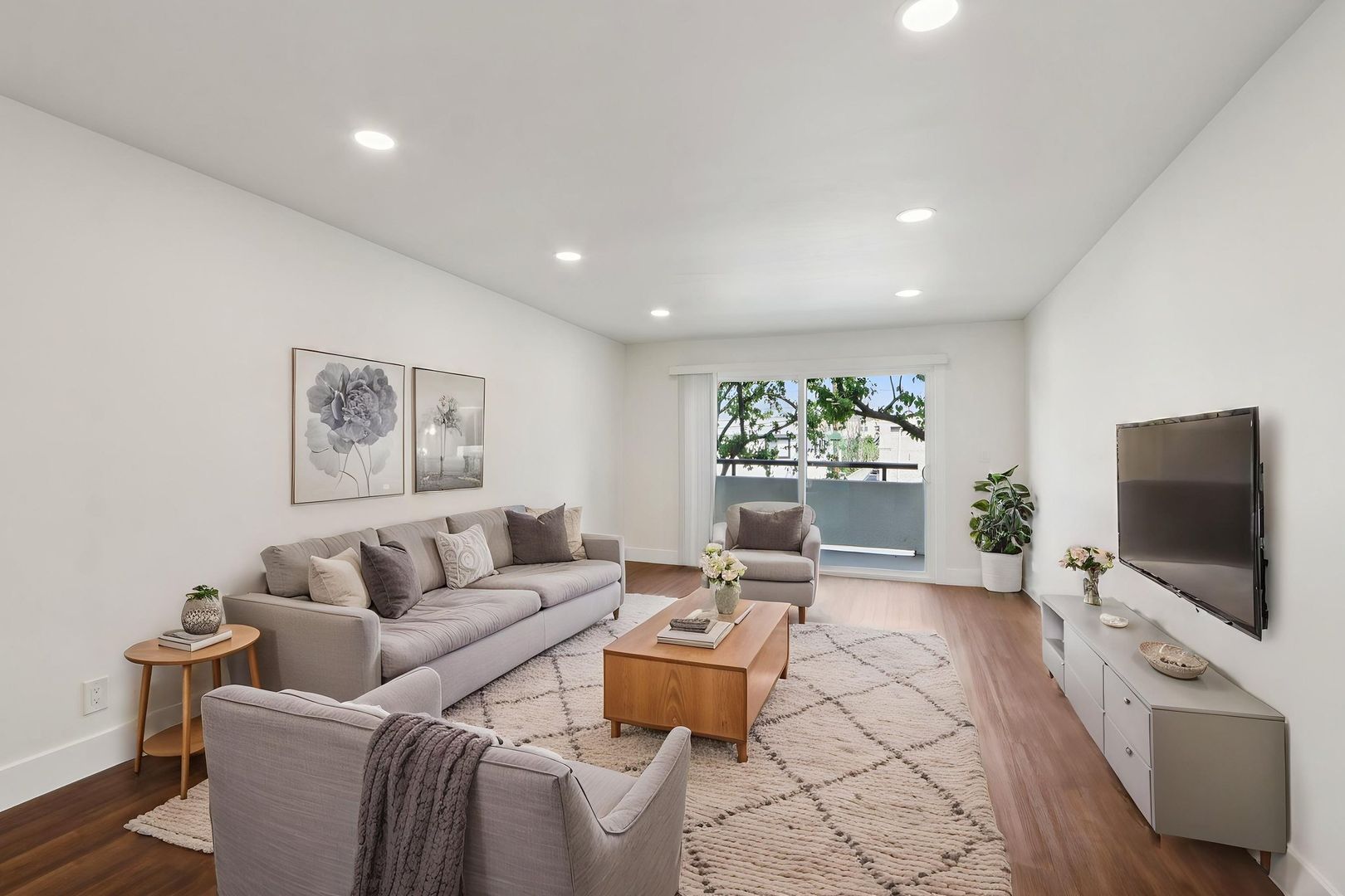 Lake Balboa Apartment: 16550 Vanowen Street