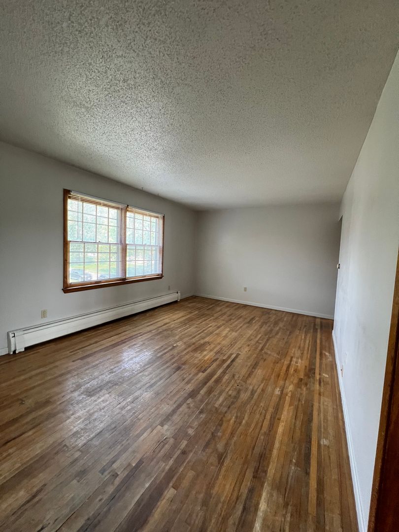 Iowa City Apartment: 905 West Benton Street