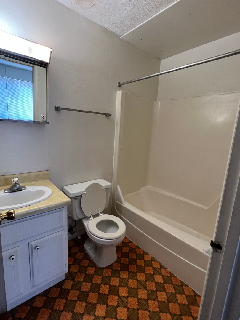 Iowa City Apartment: 707-815 Oakcrest Street