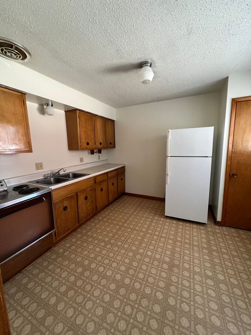 Iowa City Apartment: 905 West Benton Street