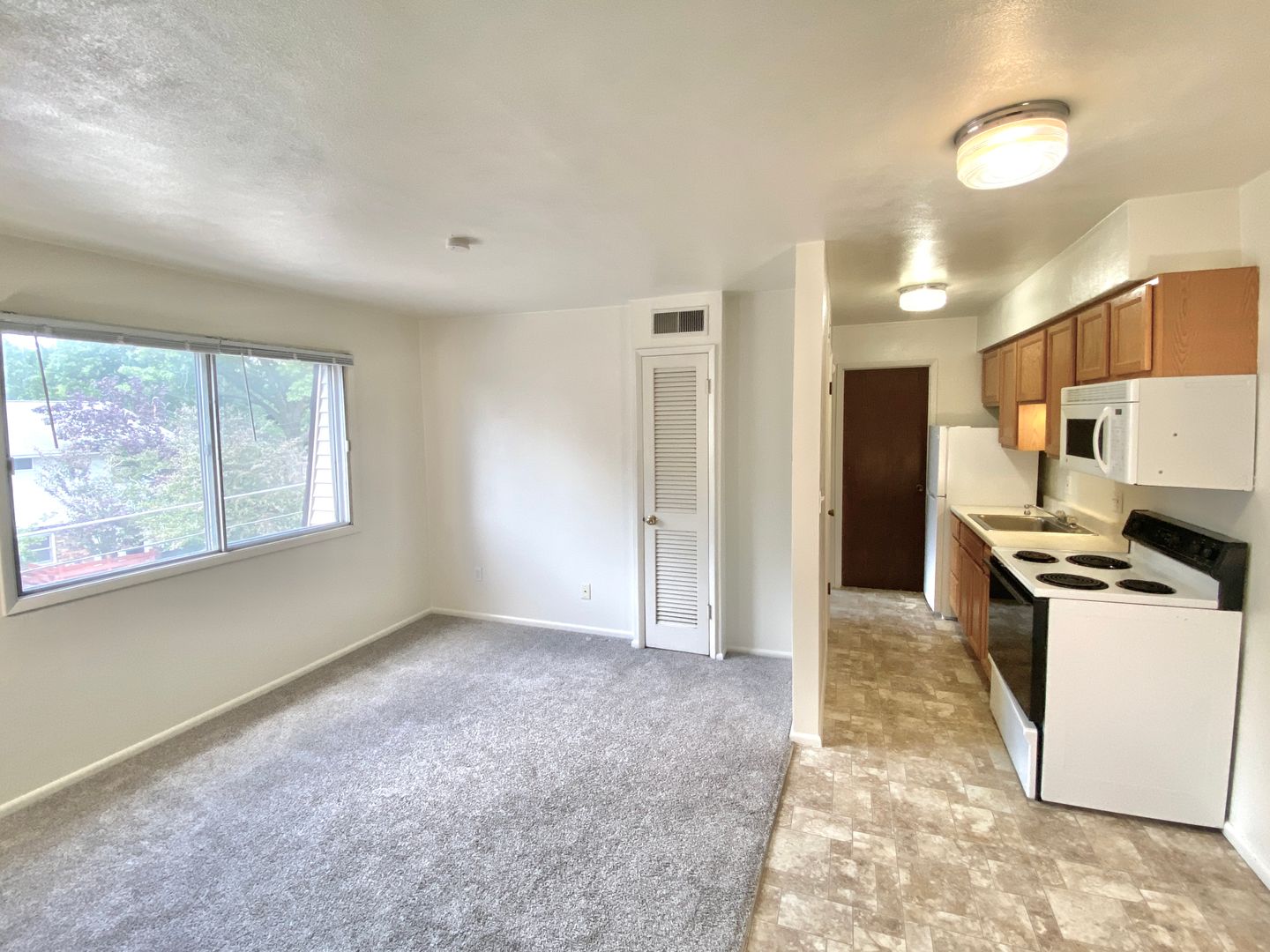 Iowa City Apartment: 700-721 Carriage Hill