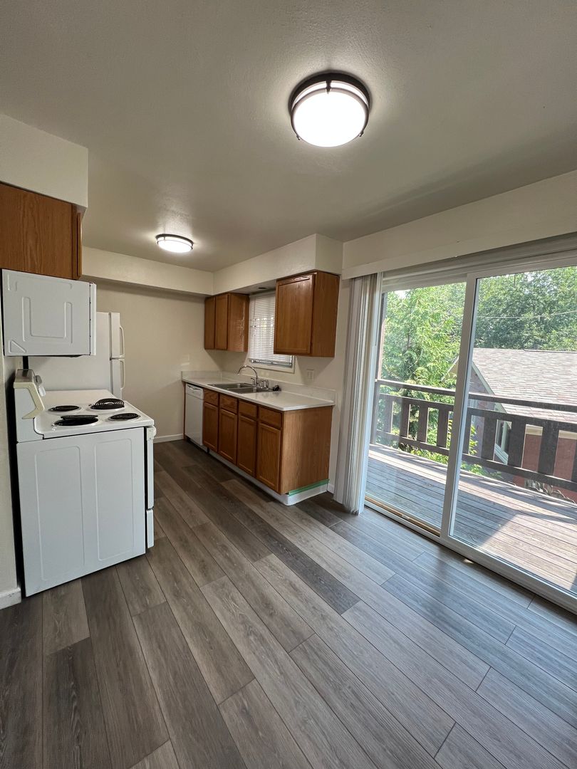Iowa City Apartment: 700-721 Carriage Hill