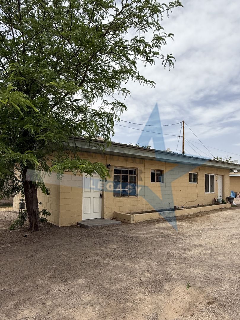 Las Cruces Apartment: 2300 Jordan Rd