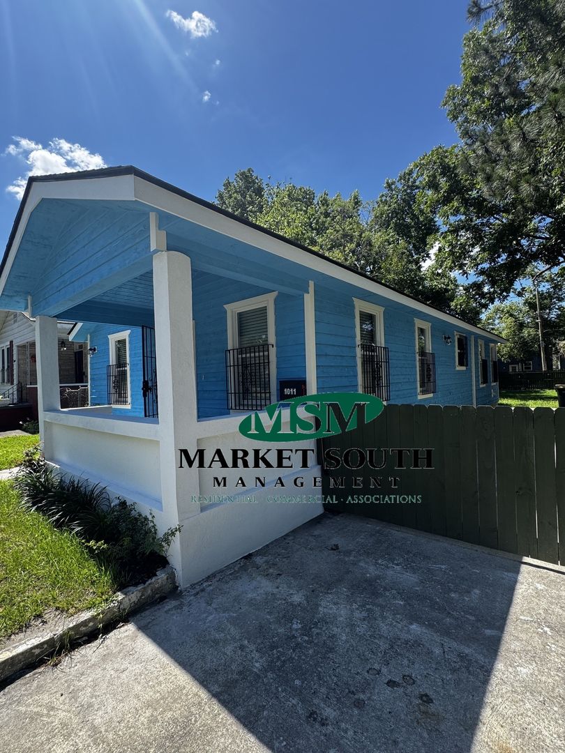 Savannah House: 1011 West 40th Street