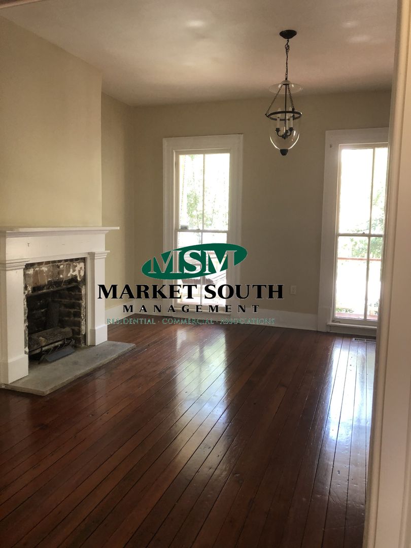 Savannah House: 121 W. Duffy Street