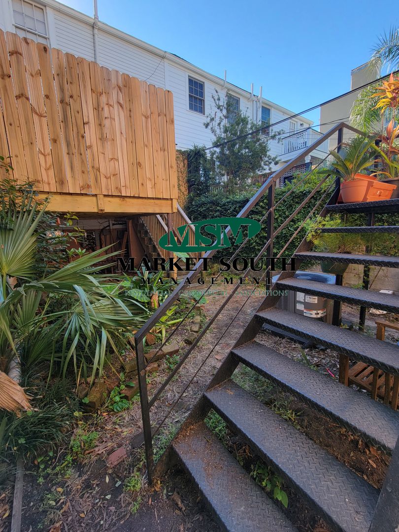 Savannah Apartment: 216 1/2 E. Charlton Lane
