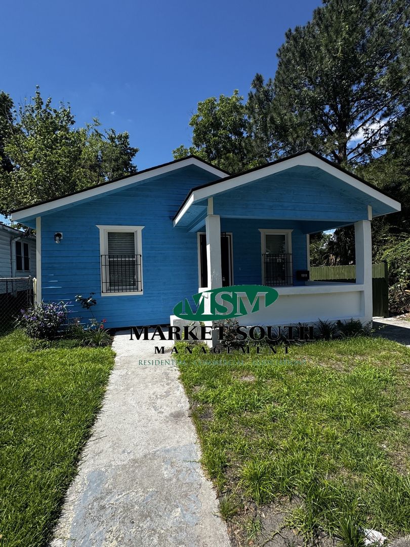 Savannah House: 1011 West 40th Street