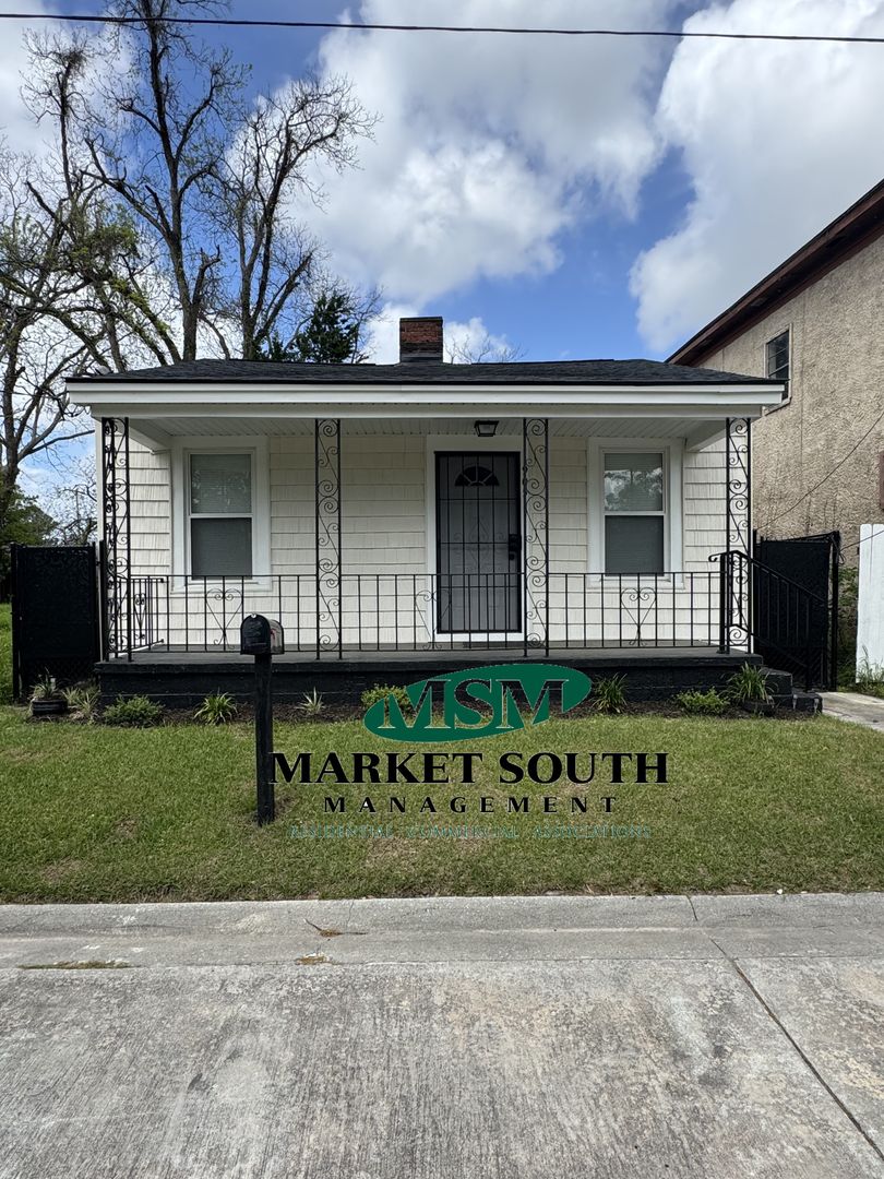 Savannah House: 905 Elliott Avenue