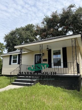 EASTSIDE COTTAGE- BEAUTIFUL RENOVATION! – photo 1