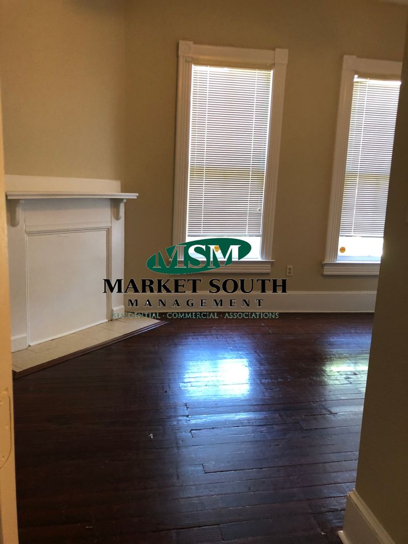Savannah House: 2002 Habersham Street