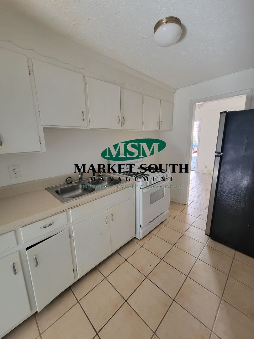 Savannah Apartment: 216 1/2 E. Charlton Lane