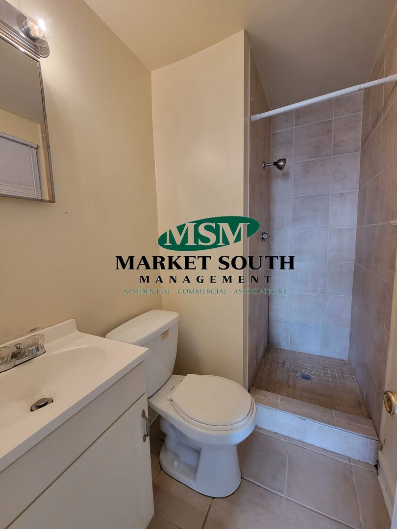 Savannah Apartment: 216 1/2 E. Charlton Lane
