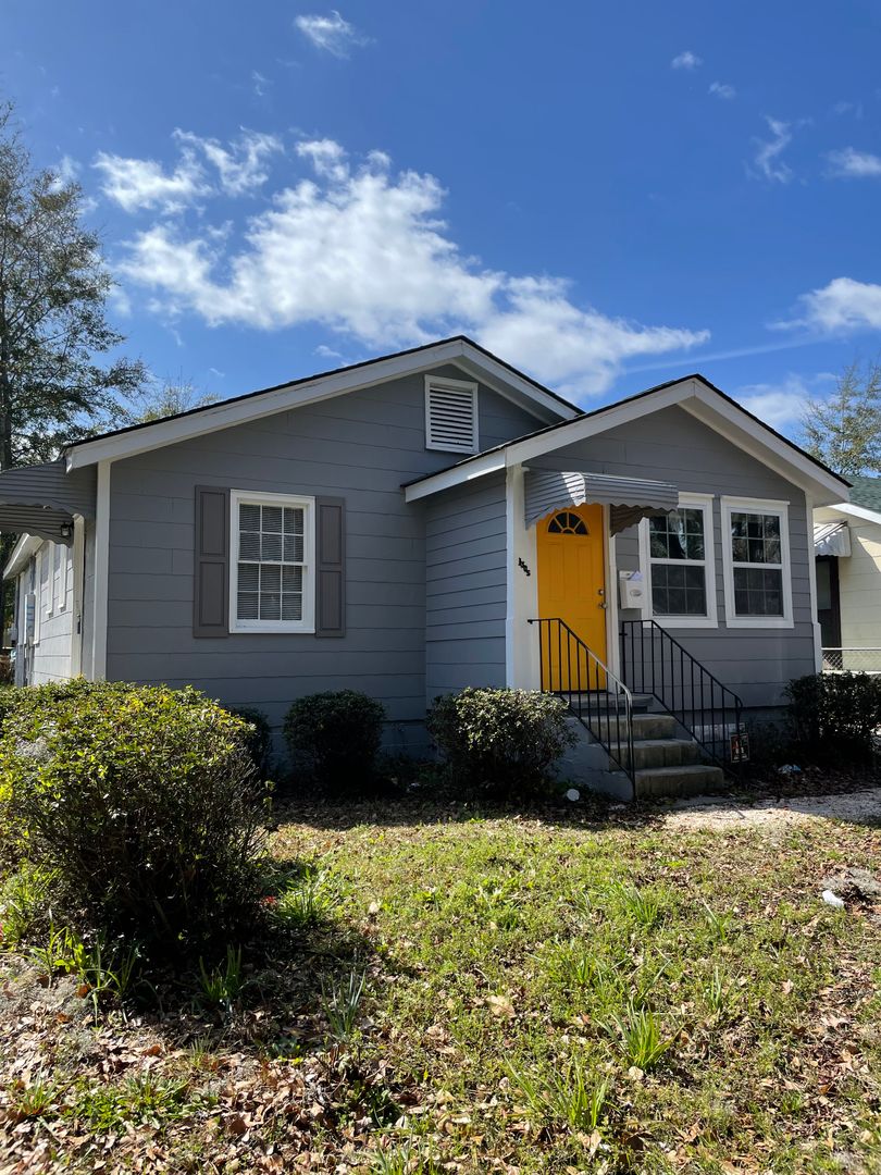 Savannah House: 1305 Delesseps Avenue